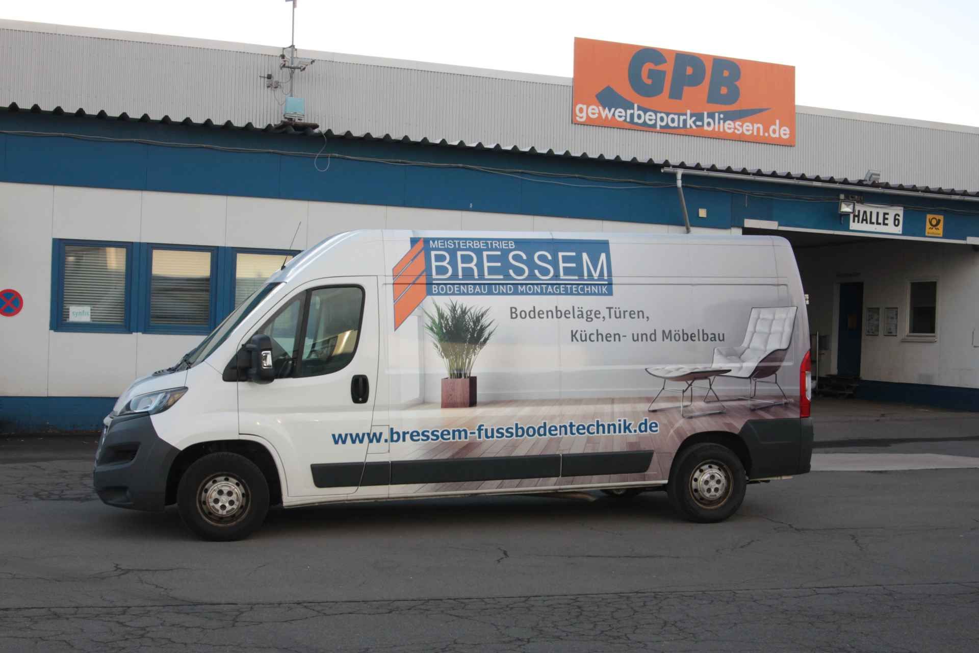 Firmenfahrzeug Meisterbetrieb Bressem vor Halle 6 im Gewerbepark Bliesen