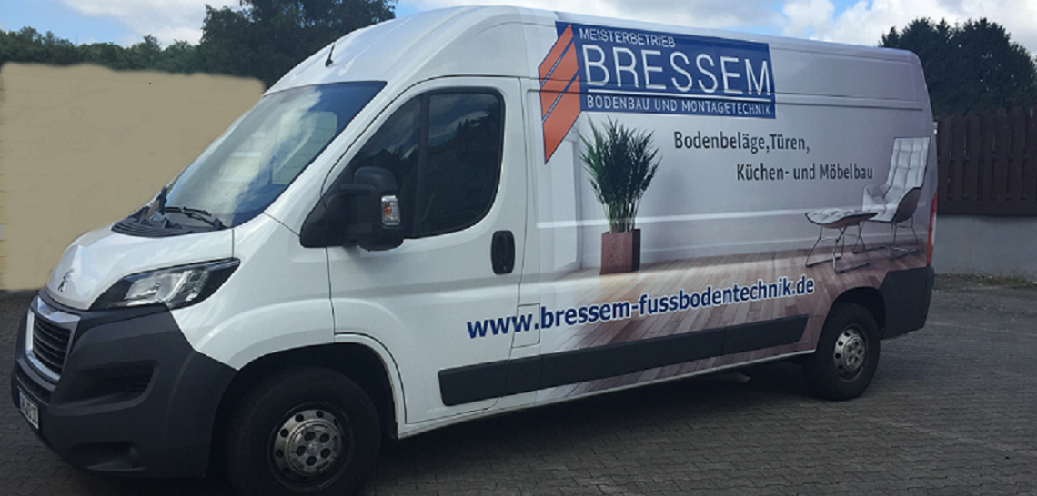 Firmenfahrzeug Meisterbetrieb Bressem – Bodenbeläge, Türen, Küchen- und Möbelbau